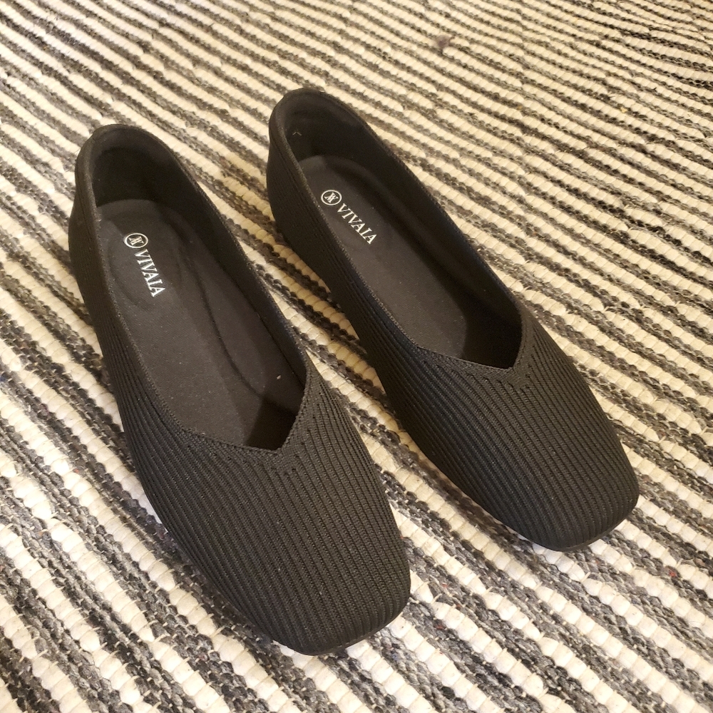 NWOT Vivaia flats
